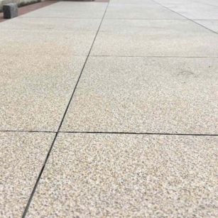 宣城 黄金麻花岗岩石板材荔枝面地面铺装效果