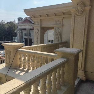 宣城 黄金麻别墅外墙干挂雕花配合阳台栏杆花瓶柱