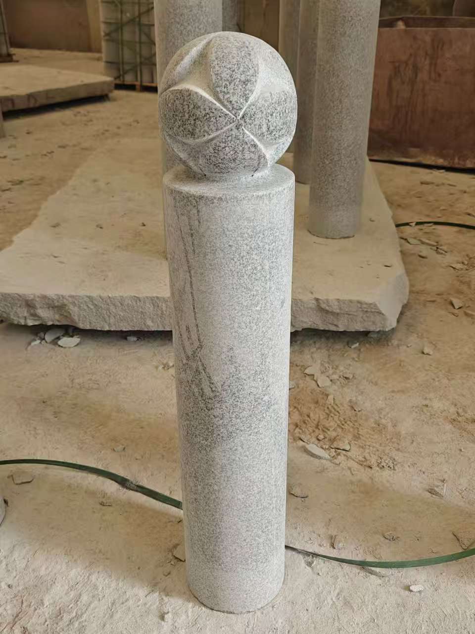 宣城 芝麻白花岗岩石材挡车石柱、停车柱、圆柱挡车柱、方柱挡车柱等