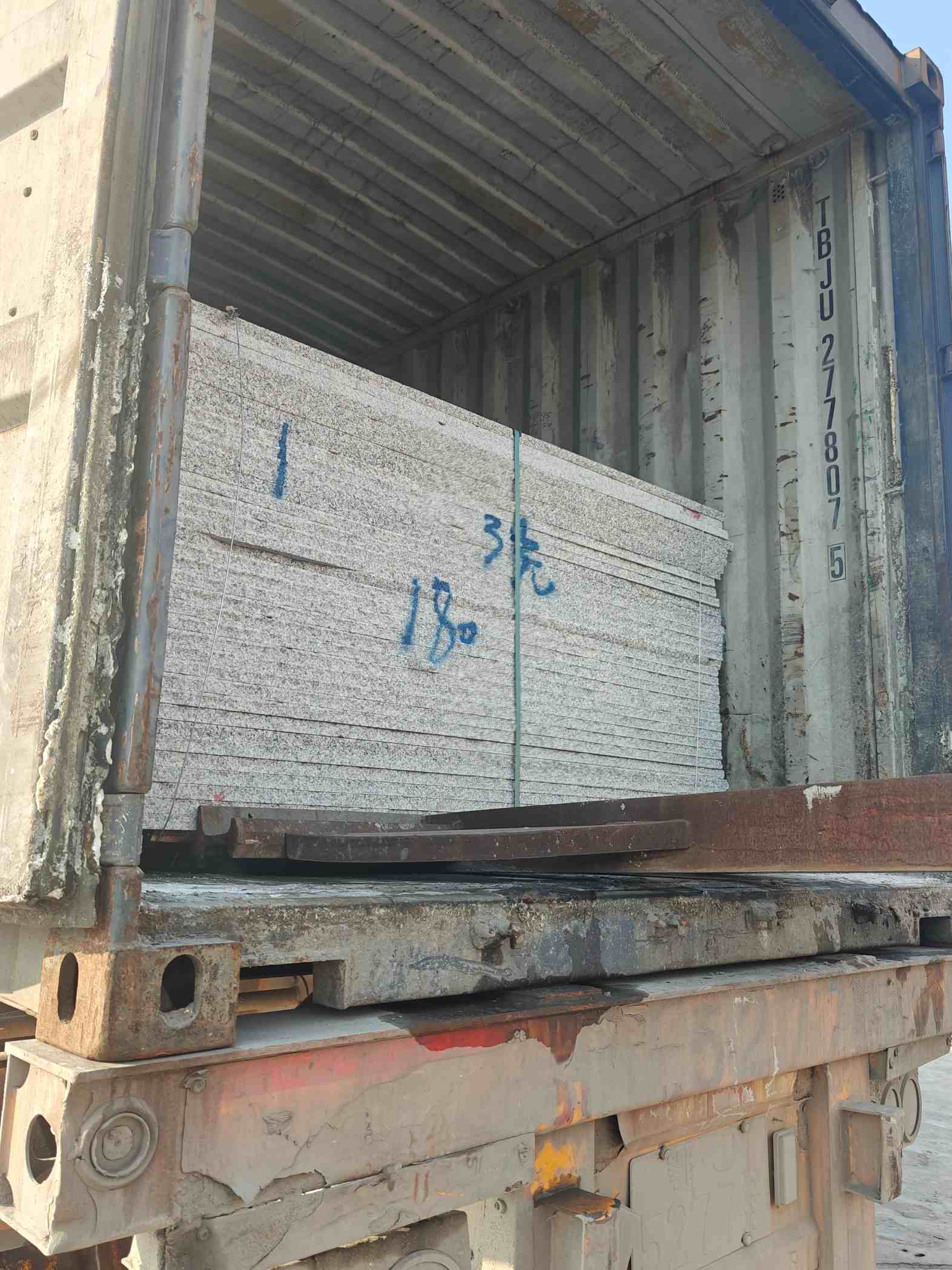 宣城 芝麻白花岗岩石材3.0公分光面毛板装柜出货