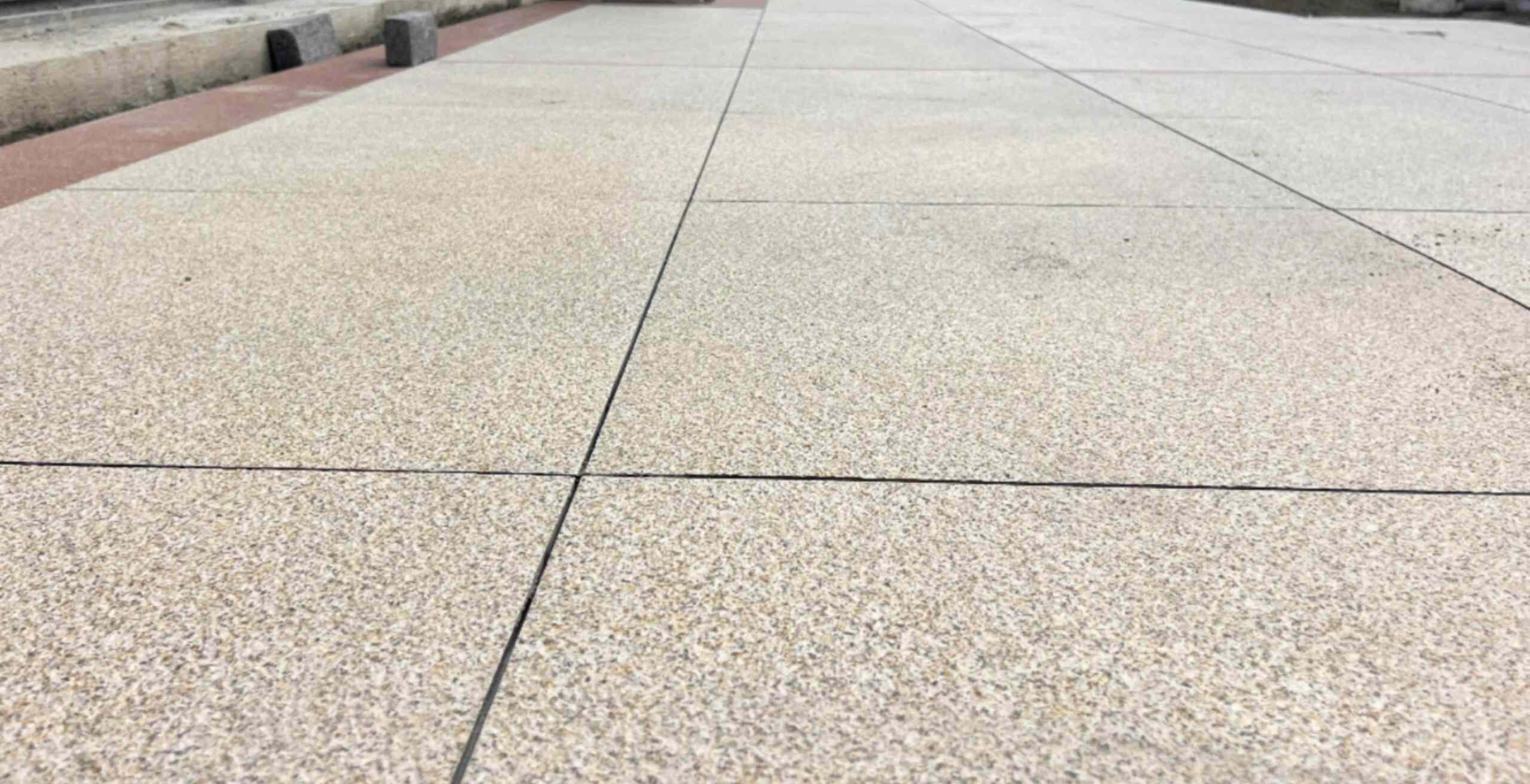 宣城 黄金麻花岗岩石板材荔枝面地面铺装效果