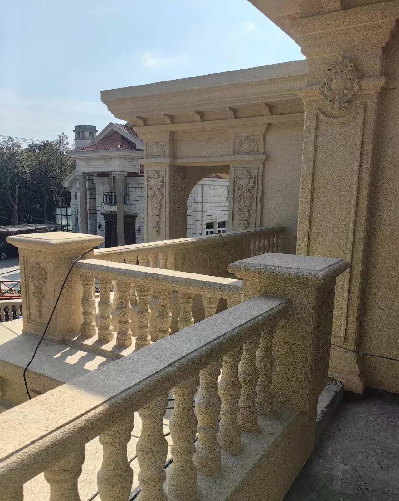 宣城 黄金麻别墅外墙干挂雕花配合阳台栏杆花瓶柱