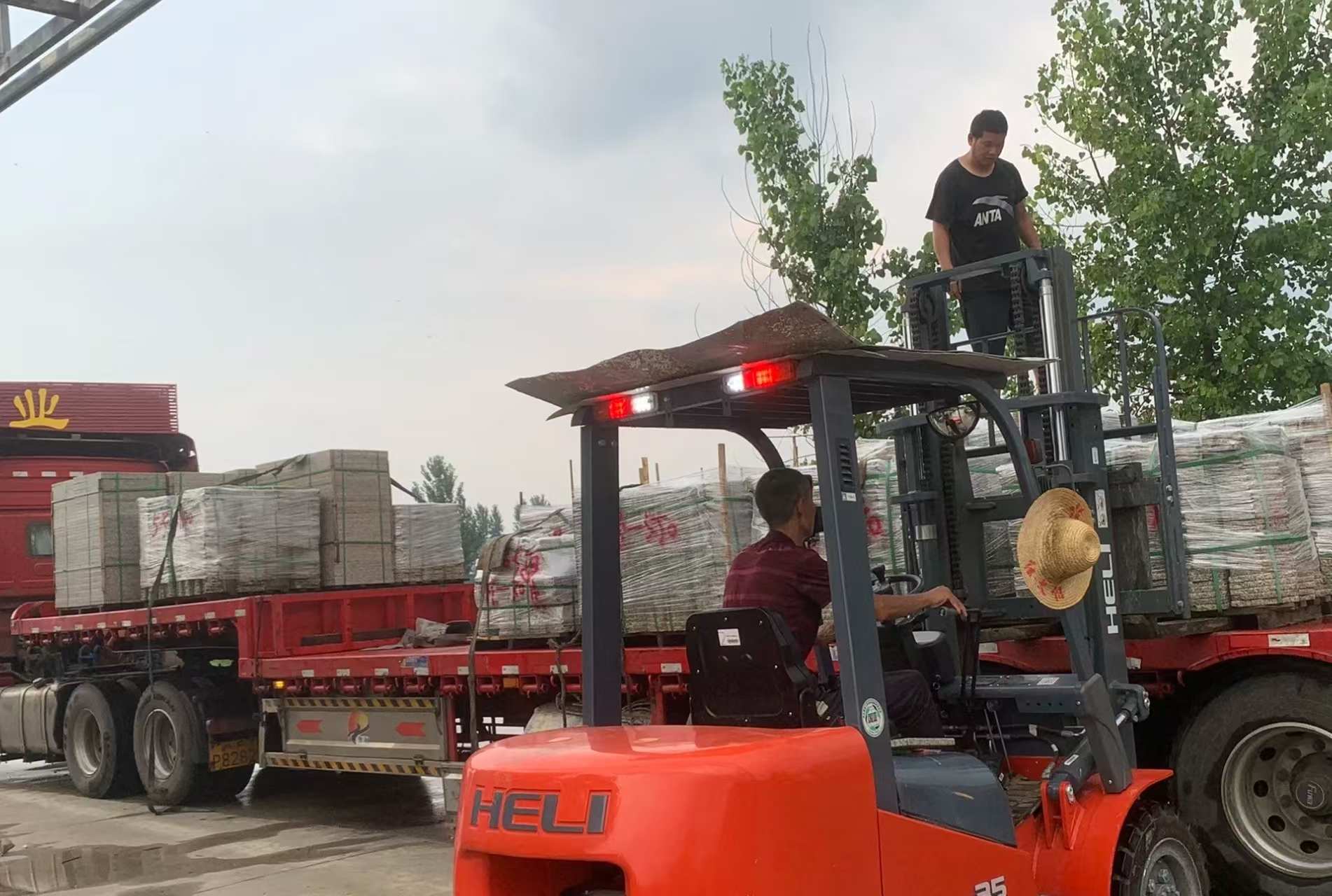 宣城 黄金麻冰裂纹，地铺石装车