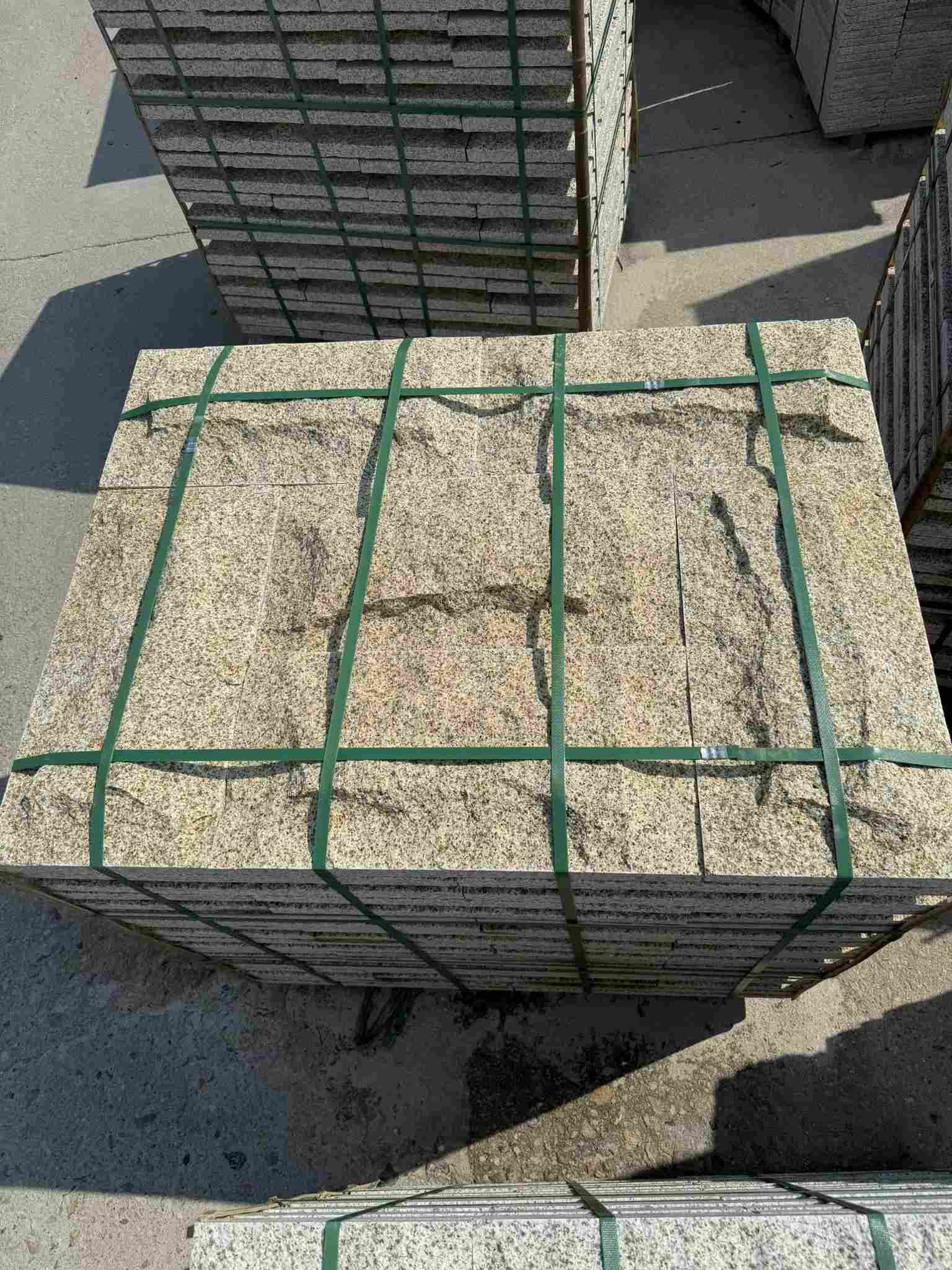 宣城 黄金麻花岗岩石材自然面蘑菇石成品