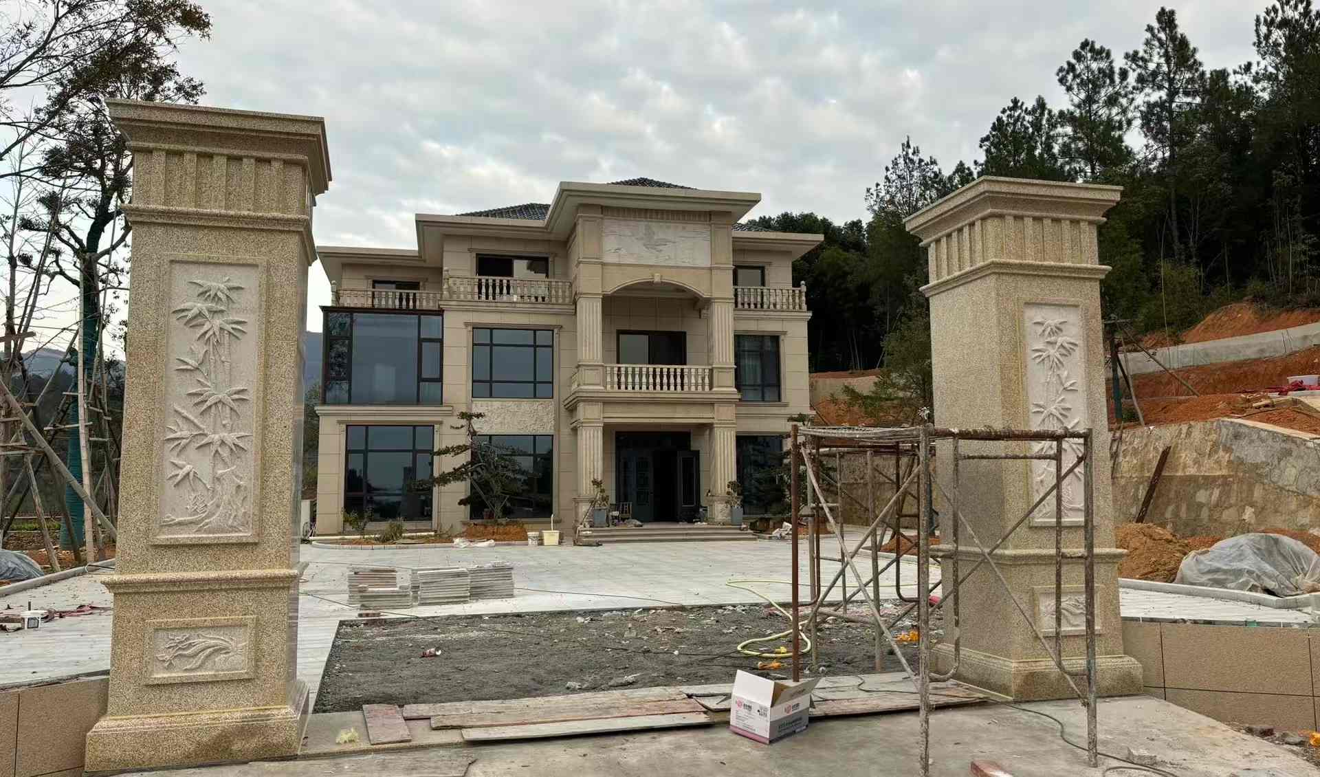 宣城 黄金麻花岗岩别墅雕花外墙干挂配上门口雕花罗马柱