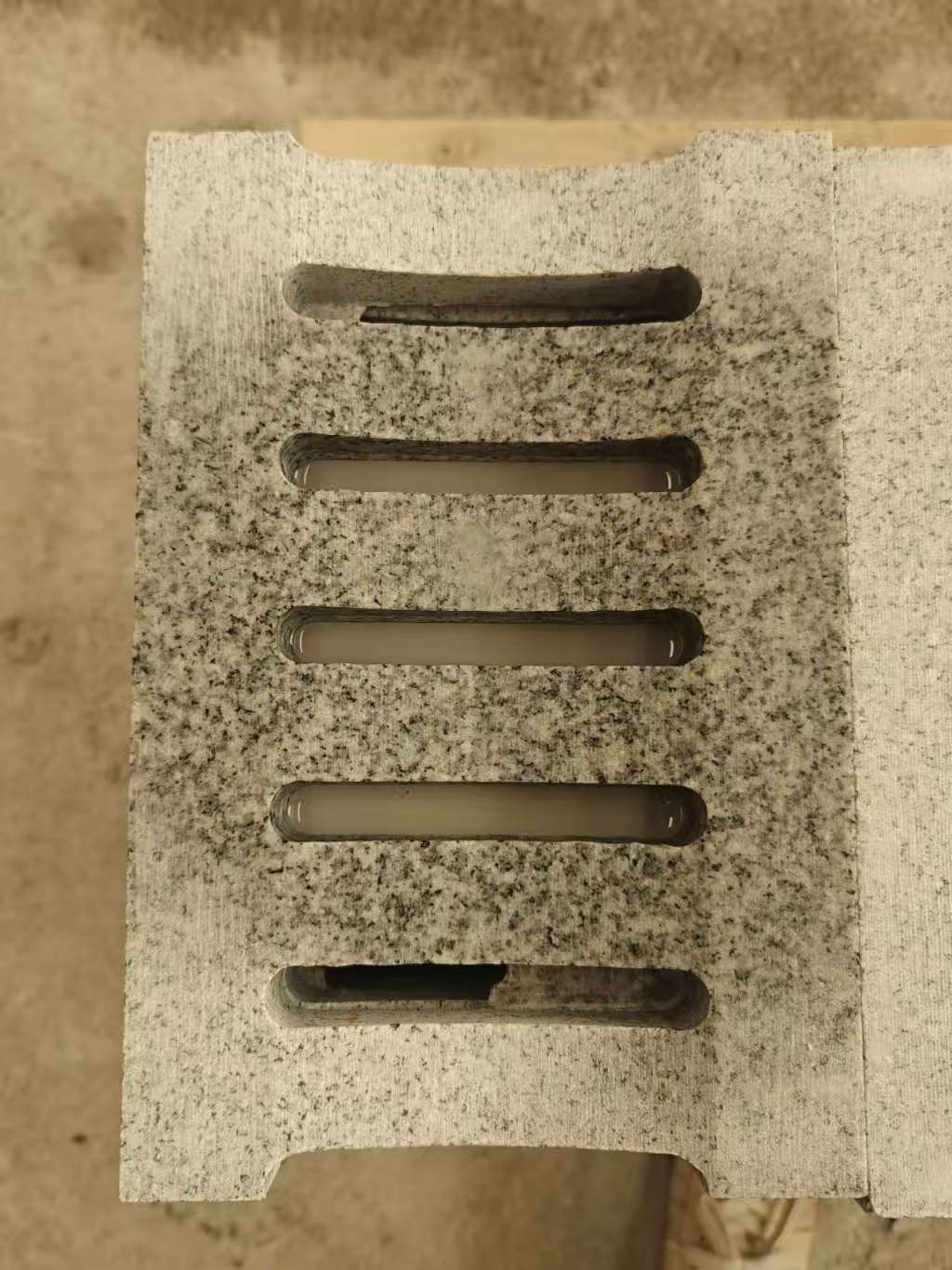 宣城 芝麻白拉丝面花岗岩U型开槽排水槽