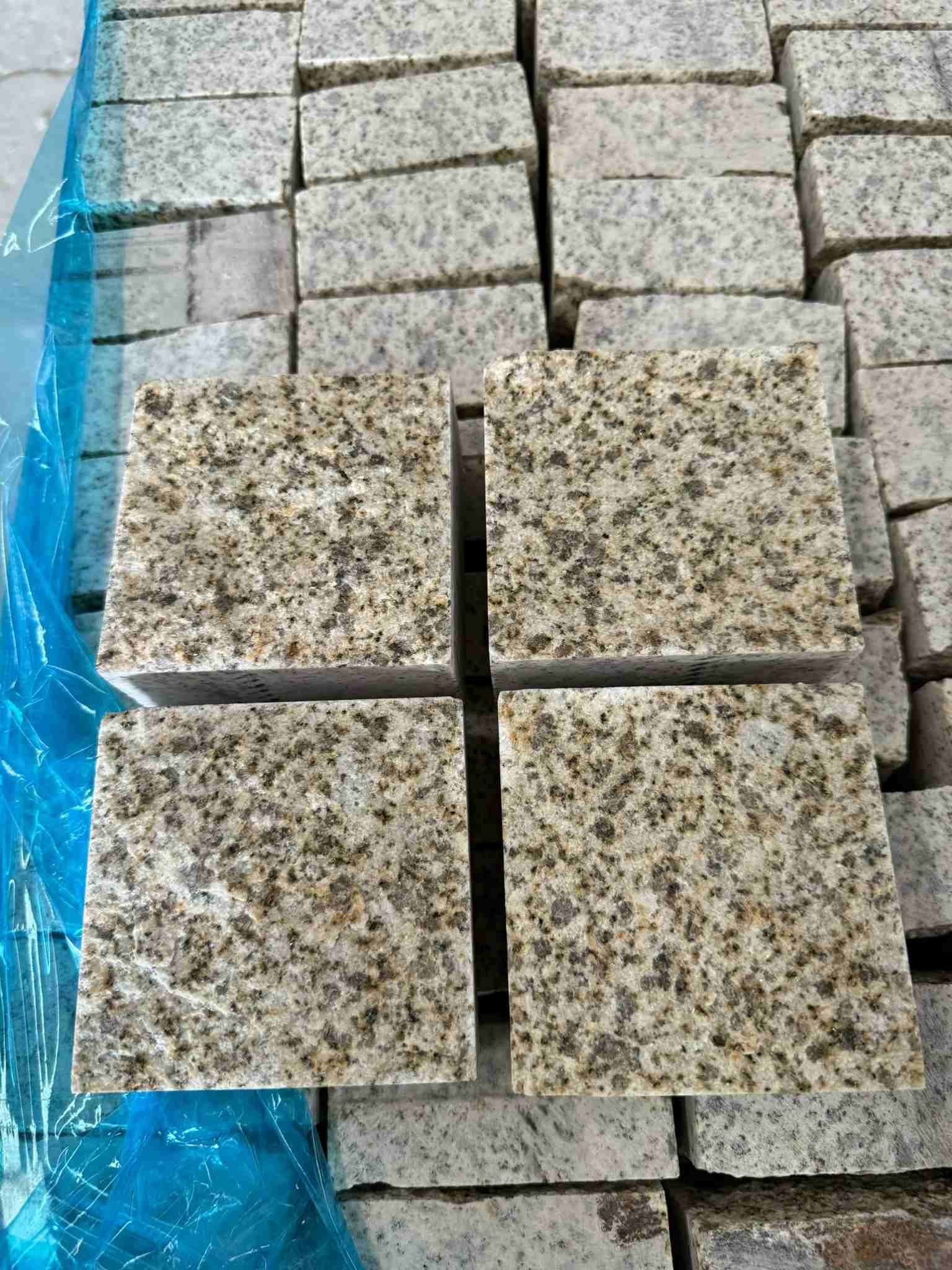 宣城 黄金麻花岗岩自然面小方块，弹石，马蹄石等