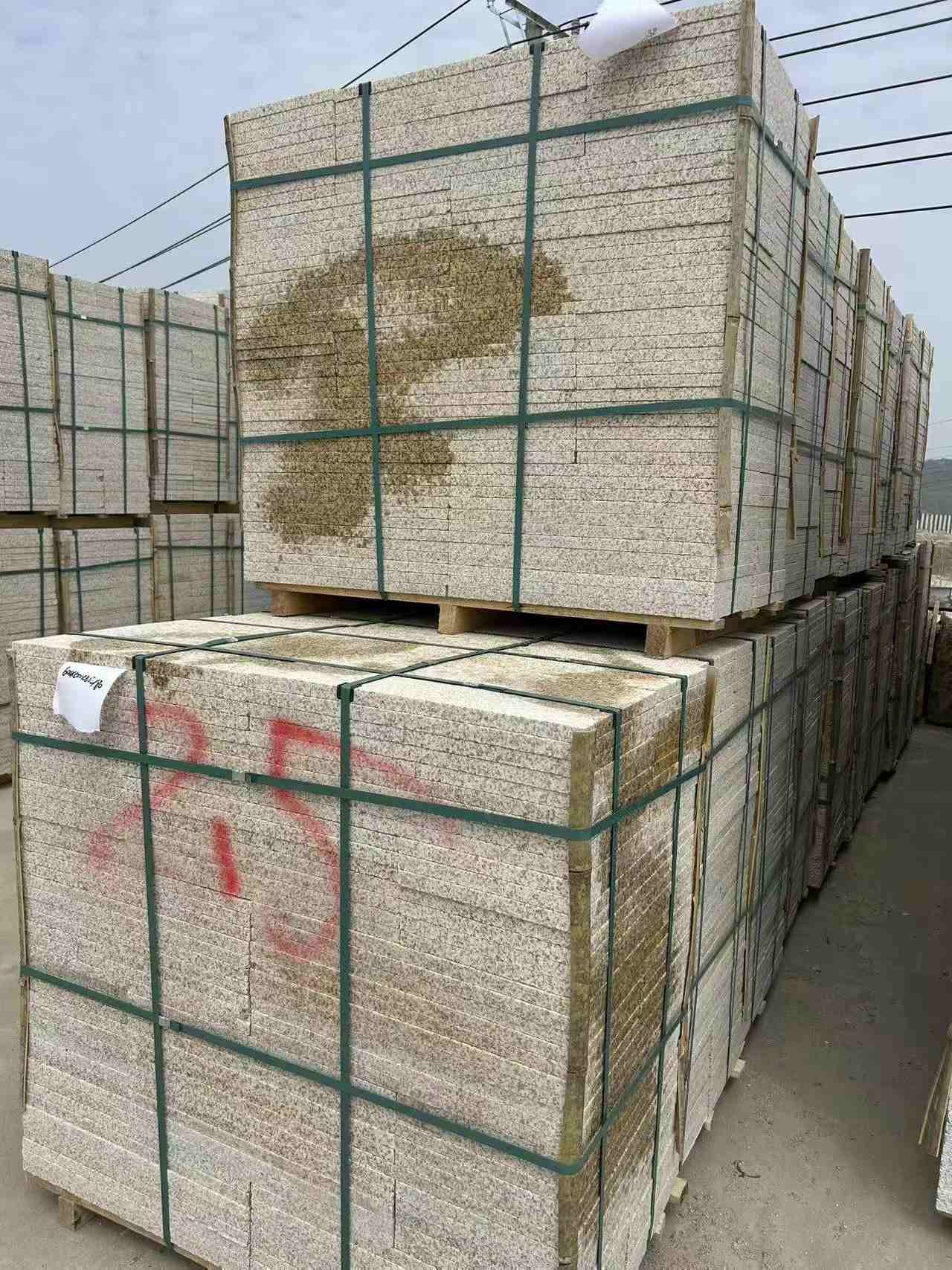 宣城 黄金麻花岗岩石材荔枝面地铺石2.5*300*600