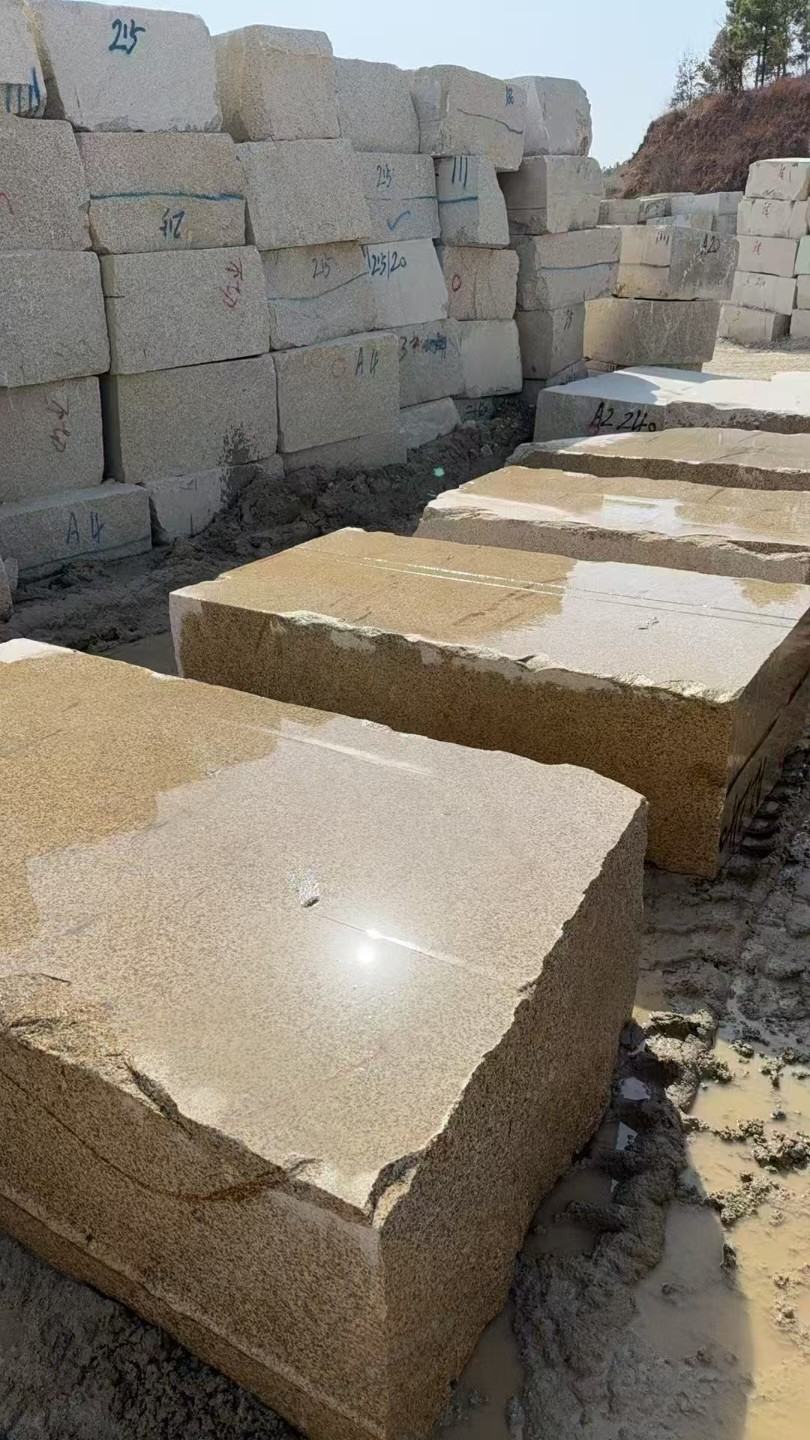 宣城 黄金麻方料堆场洗料分选中，原材料充足